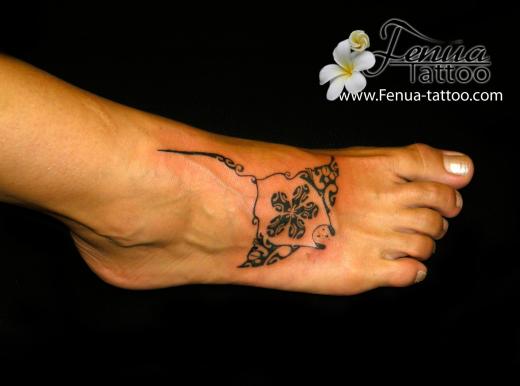 8b°) tattoo de raie polynesienne